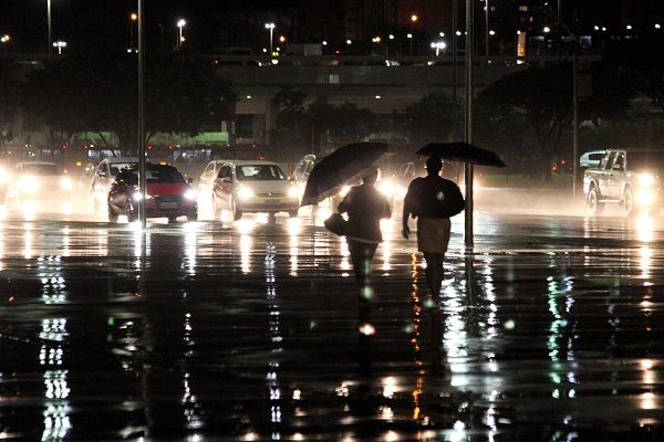 Precipitação da chuva trouxe alívio para a temperatura da capital e possíveis pancadas de chuvas para hoje