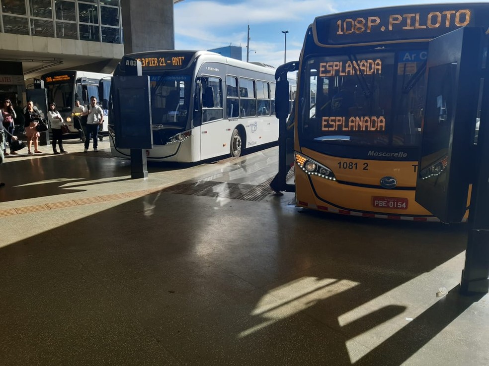 Motoristas e cobradores de ônibus reivindicam que a classe seja inclusa no grupo prioritário para receber a vacina contra a covid-19.  