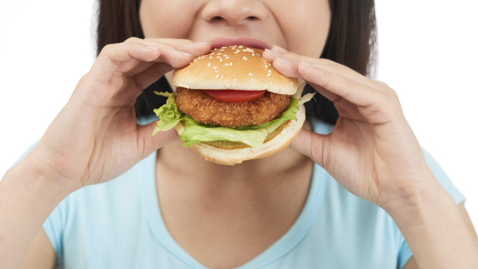 A hamburgueria brasiliense, O Concorrente, oferece uma cerveja de graça para quem comprar o combo do Cheeseburger da casa no Take Out.