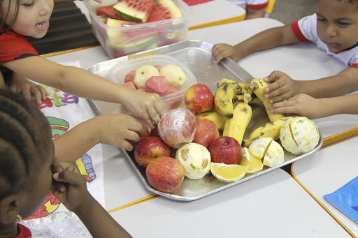 O valor a ser creditado é de R$ 87,56 para quem faria uma refeição na escola e de R$ 175,12 para alunos período integral