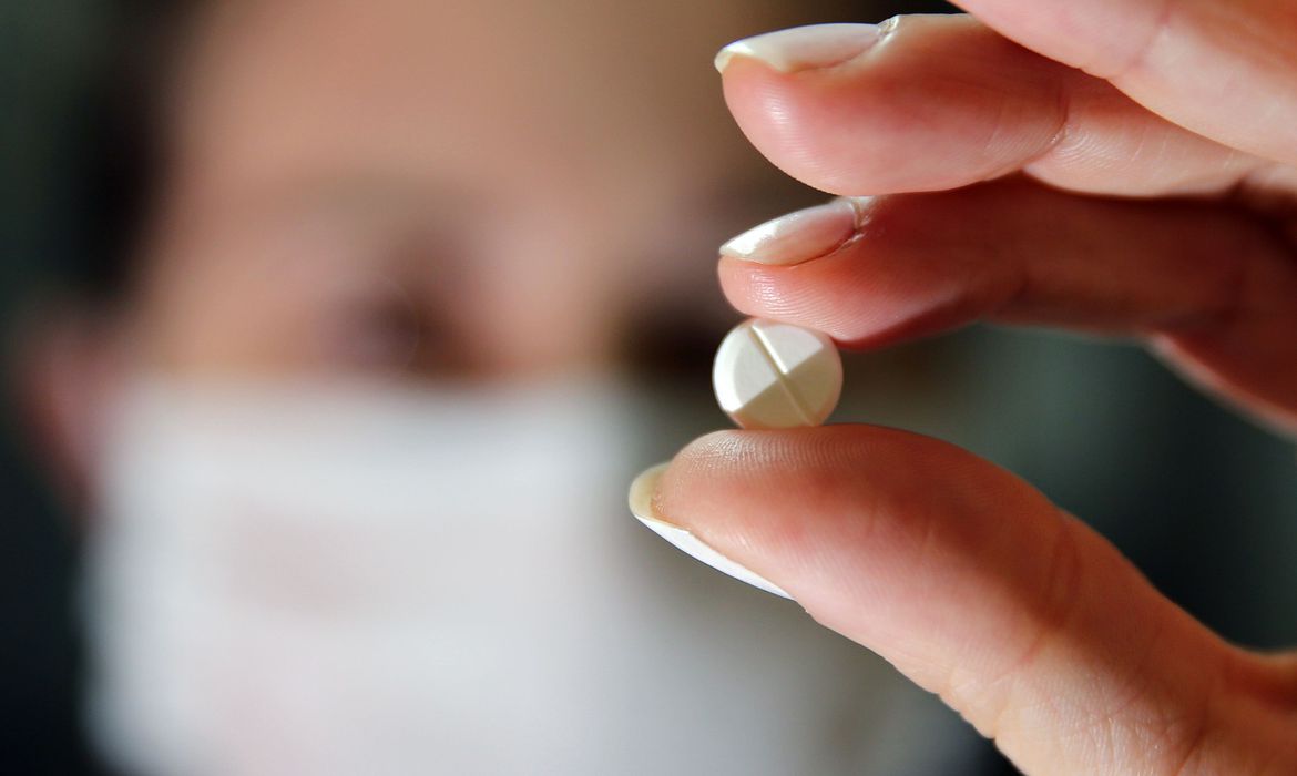 Confira abaixo as informações sobre a dose máxima diária de paracetamol para cada faixa etária, conforme a bula do medicamento: Adultos e crianças acima de 12 anos: dose máxima de 4 gramas em um dia.  Crianças entre 2 e 11 anos: não devem ser utilizados mais de 50-75 mg/kg em um dia (24 horas). Para crianças abaixo de 11 kg ou 2 anos ou com menos de 20 kg: consulte o médico antes de usar. Para mais informações sobre as recomendações de uso dos medicamentos, consulte a bula disponível no Bulário Eletrônico da Anvisa.