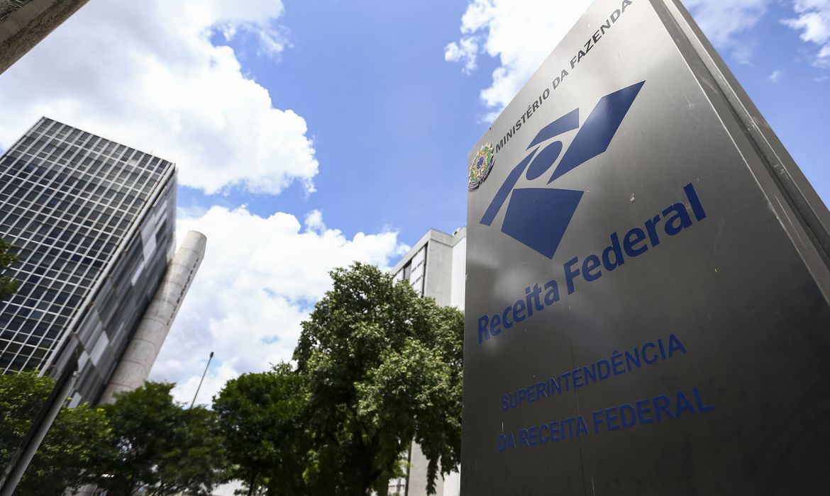 A Receita Federal ampliou o prazo para entrega da declaração do Imposto de renda. Agora, os contribuintes têm até o dia 31 de maio para prestar contas ao leão. 