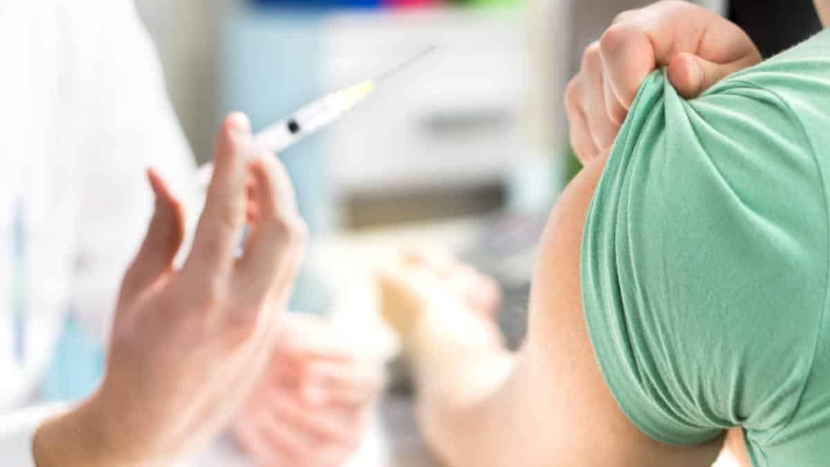 A capital de Goiás inicia vacinação de idosos com idades a partir de 61 anos, com inicial do nome C, e profissionais da saúde a partir de 35 anos.