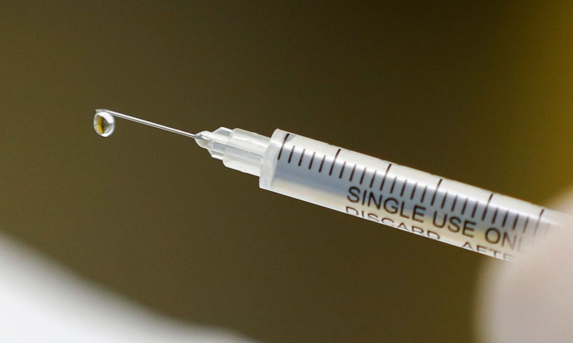 A partir desta sexta-feira (30/4), a aplicação da segunda dose da Coronavac acontece em 16 pontos de vacinação. A mudança é temporária e, segundo a pasta, necessária para otimizar a imunização e garantir o intervalo preconizado das duas doses.