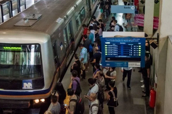 Em plena pandemia da covid-19, plataforma do metrô e trens registra aglomeração e fluxo intenso de pessoas devido a greve da classe