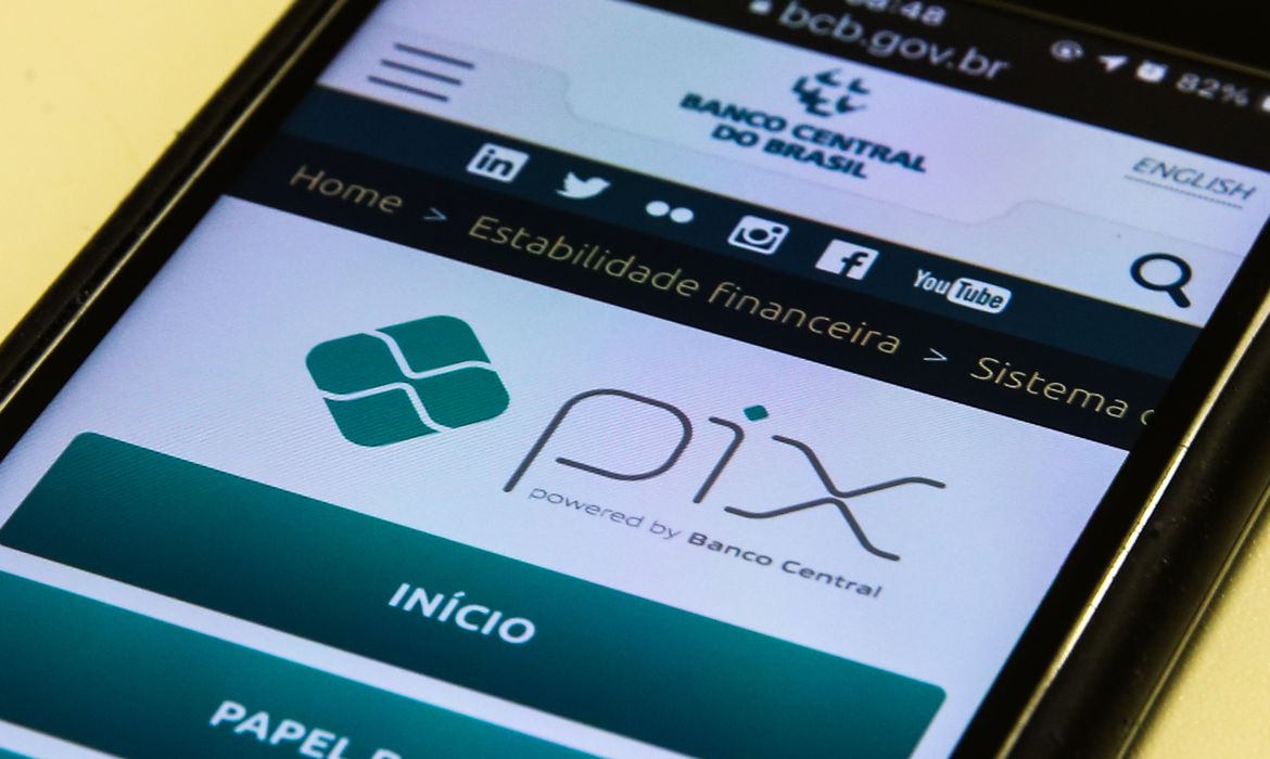 Semelhante ao boleto bancário, esse serviço permite o pagamento imediato a empresas e prestadores de serviços por meio do código QR