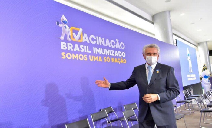 Em sua conta no Twitter, o governador de Goiás informou que até o mês de setembro a população goiana com 18 anos já estará vacinada contra a covid-19