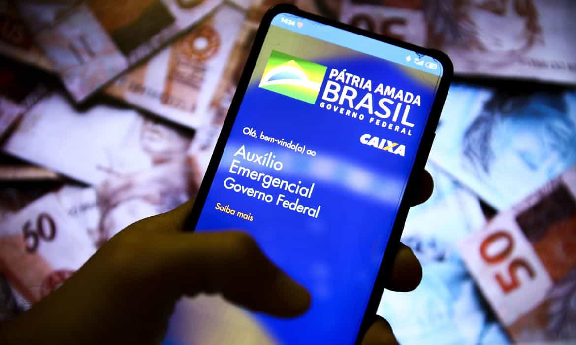 Anúncio foi feito pelo ministro Paulo Guedes. Nesta semana, também começa a ser paga a terceira parcela do benefício. Confira o novo calendário.