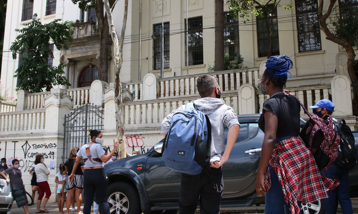 Medida tem como objetivo monitorar os casos e evitar possíveis surtos da doença nas instituições.