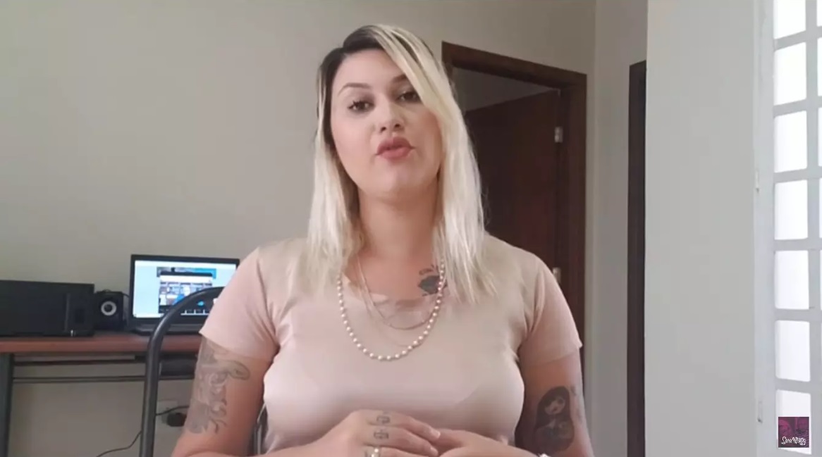 A Justiça determinou que a bolsonarista Sara Winter deve indenizar, em R$ 10 mil, professora da UnB, por danos morais. 