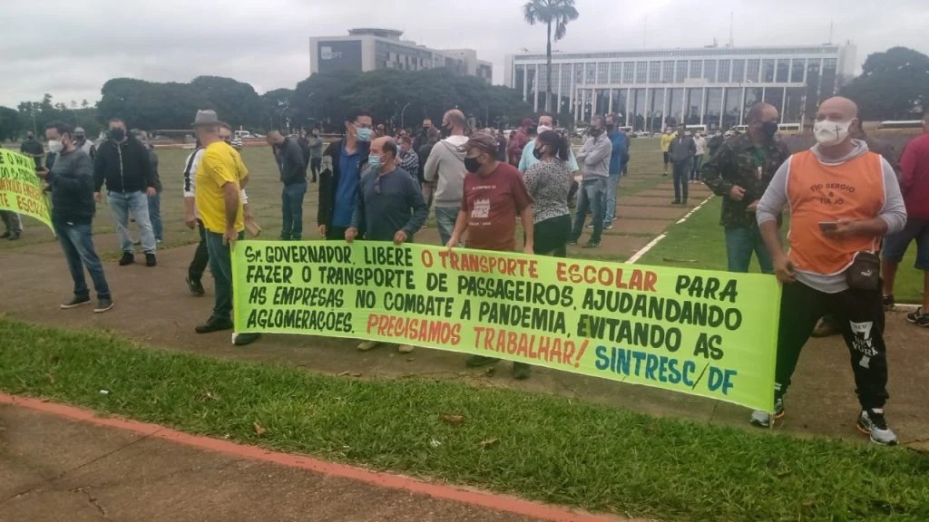 Motoristas de transporte escolar do Distrito Federal protestam em frente ao Buriti pedindo pelo retorno do pagamento do Mobilidade Cidadã para a classe.