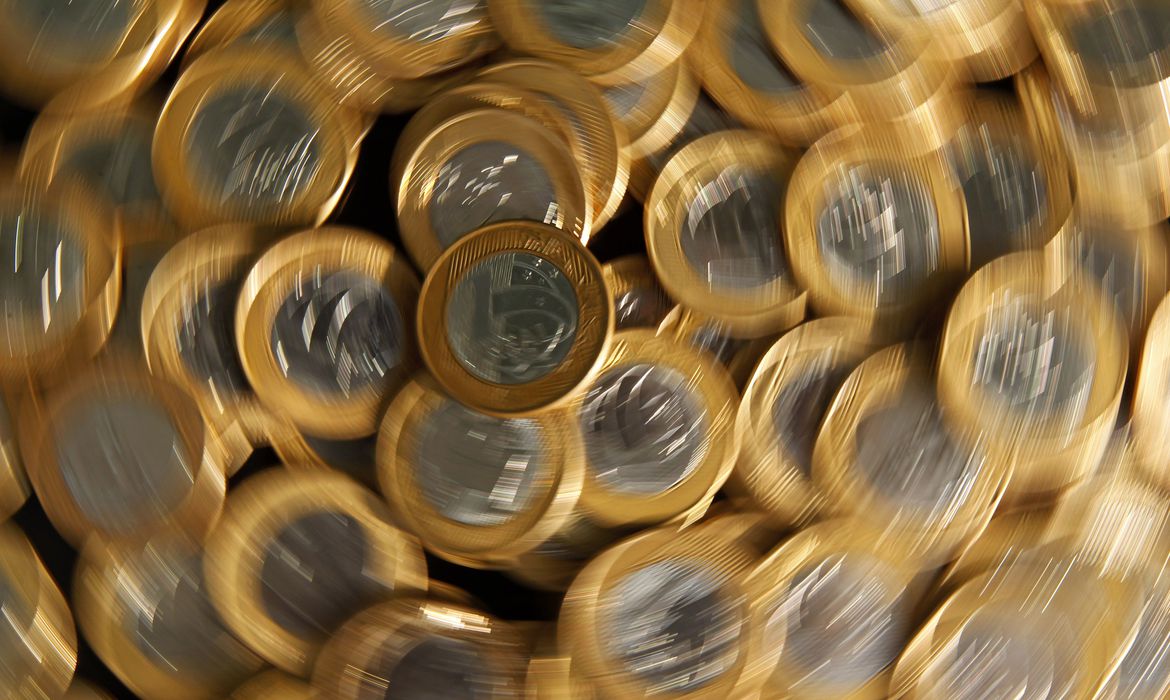A dívida mobiliária, em títulos, interna subiu de R$ 4,852 trilhões em abril para R$ 4,940 trilhões em maio.