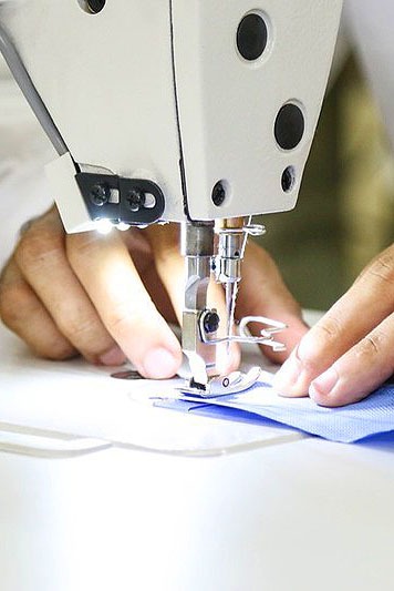 A mão de obra virá da penitenciária feminina por meio de oficina de costura que vão produzir toucas, capotes e máscaras
