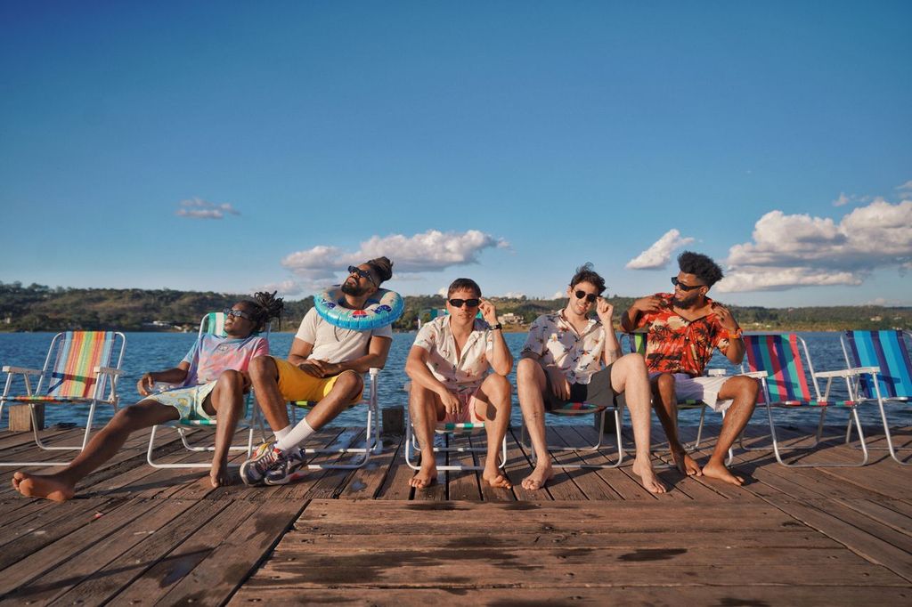 O próximo hit do cantor brasiliense traz um pop ensolarado sem perder a musicalidade brasileira