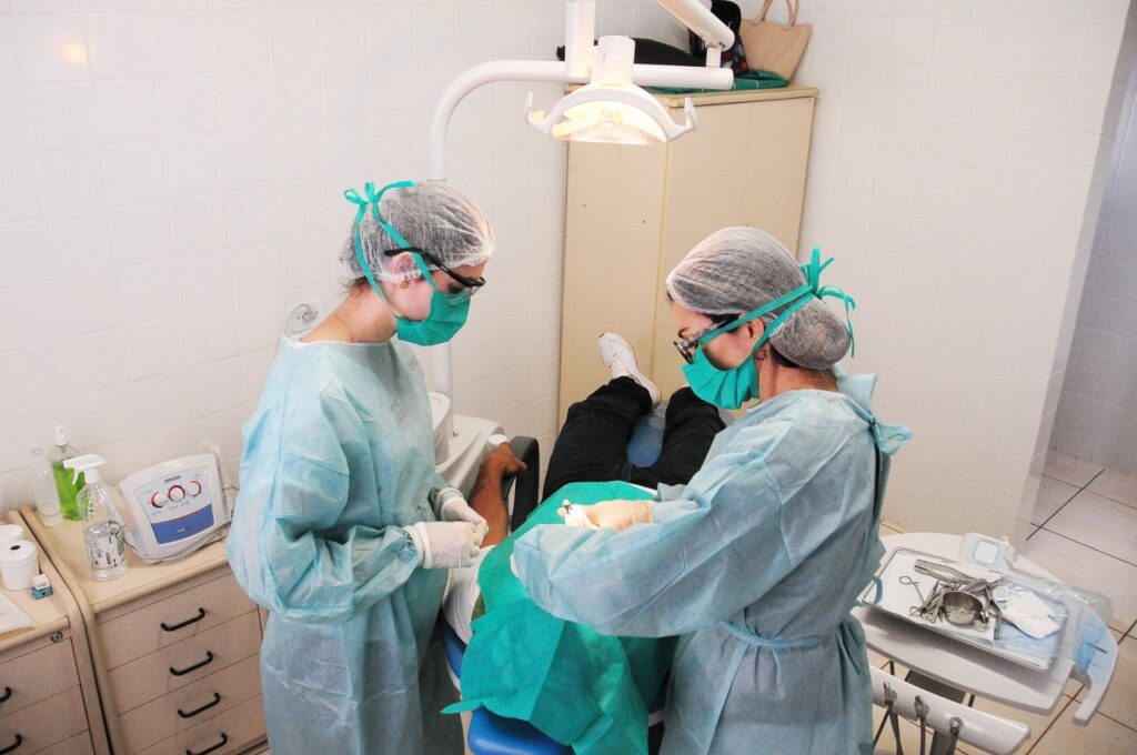 A rede pública de saúde do Distrito Federal oferece à população uma ampla carta de serviços na área de odontologia.