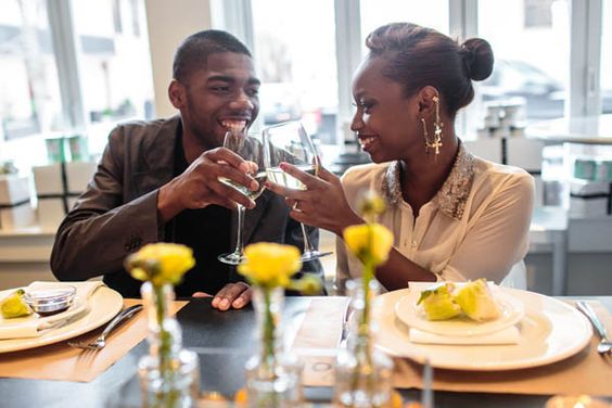 Restaurantes da alta gastronomia da capital preparam promoções especiais e apaixonantes para a data