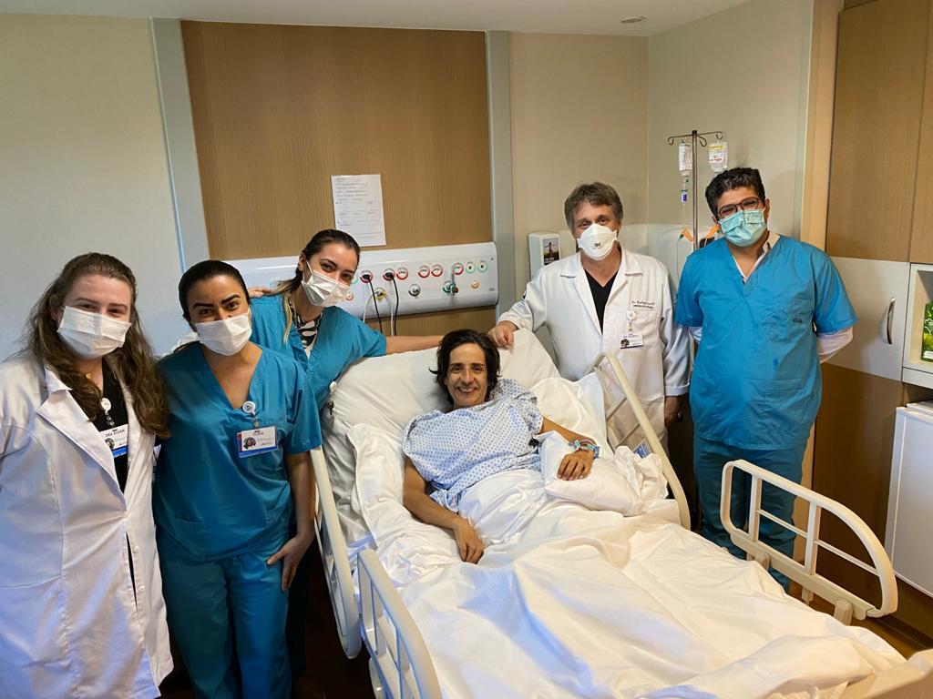 O pneu da bicicleta prendeu em um bueiro, fazendo com que a mulher caísse e tivesse uma fratura de vertebra cervical com lesão da medula espinha