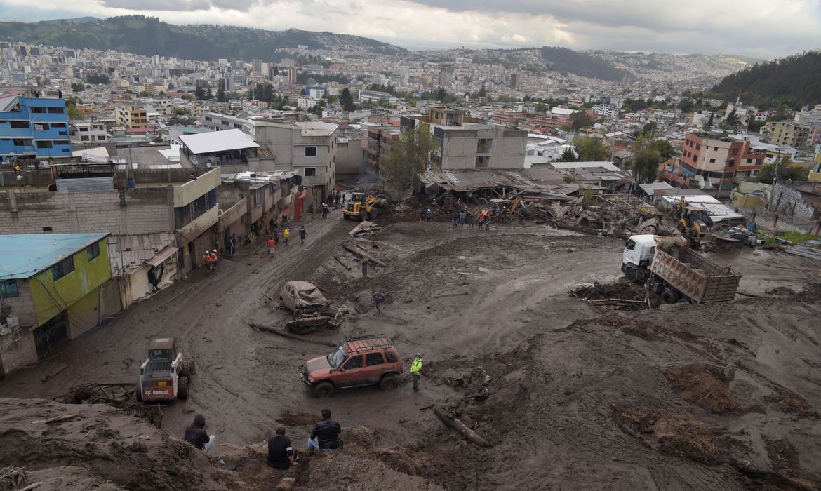 Deslizamento de terra deixa pelo menos 24 mortos no Equador