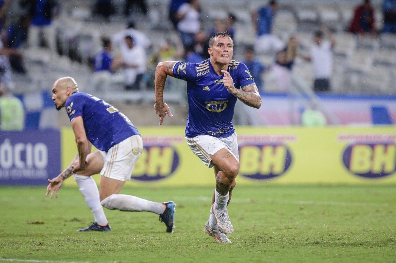 Edu marca nos acréscimos e leva Cruzeiro à liderança do Mineiro