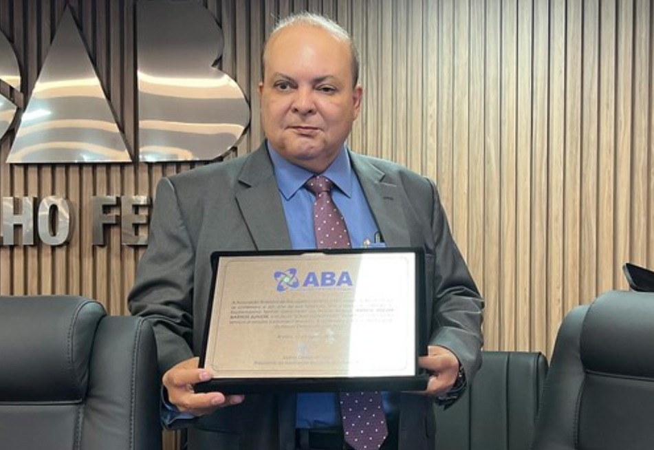 No dia do advogado, Ibaneis recebe homenagem da ABA